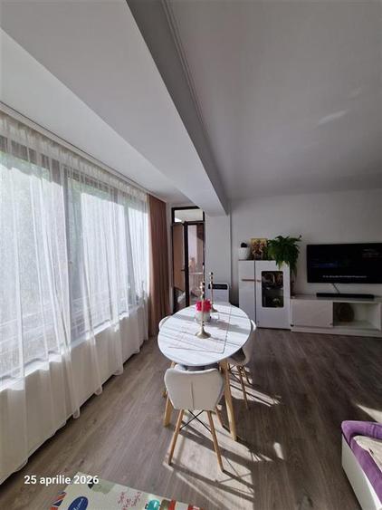 Apartament cu 3 camere semidecomandat, mobilat în Exterior Est