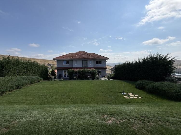 Casă cu 4 camere în Câmpenești
