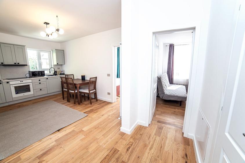 Apartament cu 2 camere decomandat, mobilat în P-ța Victoriei