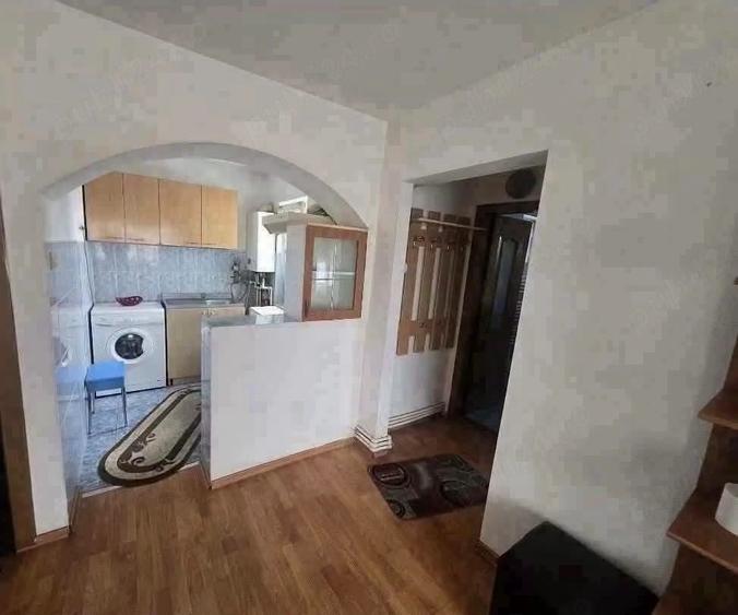 De vanzare apartament cu 3 camere, situat central, zona Politiei, mobilat Pret 45000euro - 3