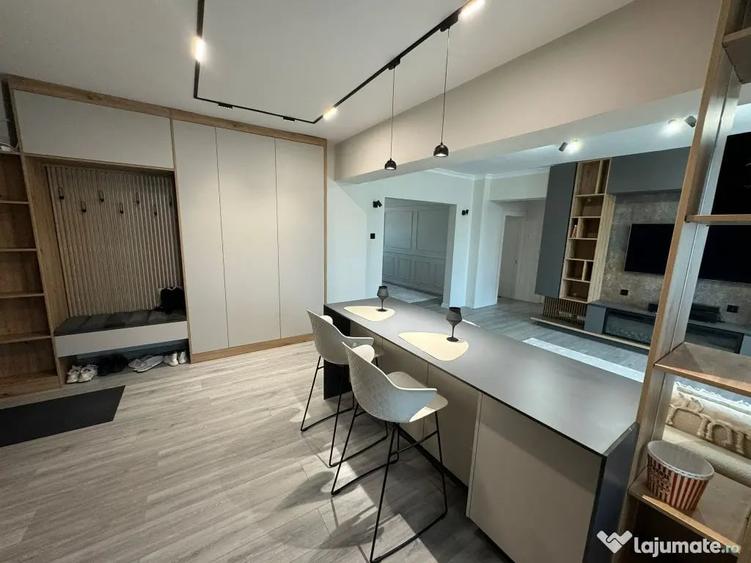 Apartament cu 4 camere decomandat în Central