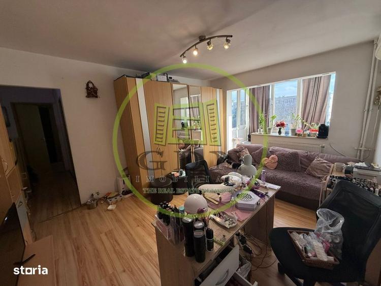 Apartament cu 3 camere semidecomandat, mobilat în Craiovița Nouă