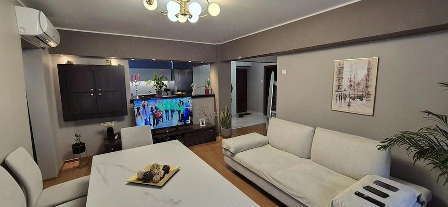 Apartament cu 4 camere decomandat în CET