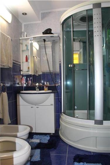 Apartament cu 3 camere decomandat în Peco