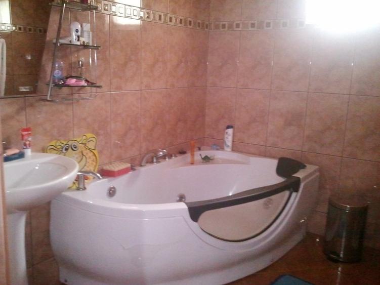 Casă cu 10 camere cu Teren 785 Mp în Central