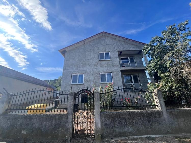 Duplex cu 8 camere cu Canalizare în Leamna de Jos