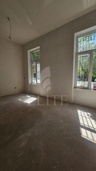 Apartament cu 4 camere semidecomandat în Central