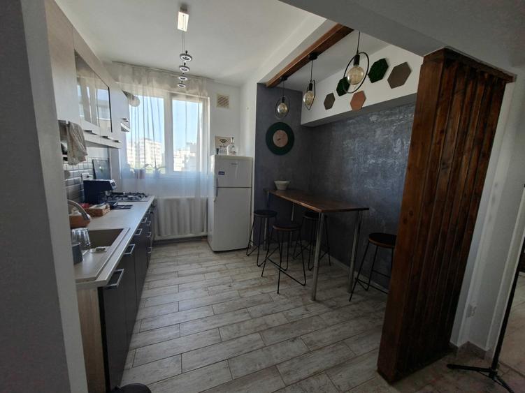Apartament cu 3 camere semidecomandat în Basarab