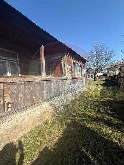 Casă cu 3 camere cu Teren 1798 Mp în Central