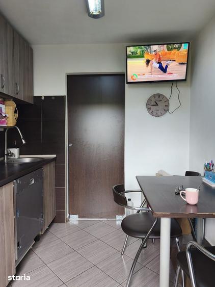 Apartament cu 2 camere semidecomandat, mobilat în Est
