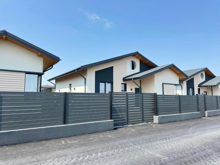 Casă individuală cu 4 camere cu Canalizare în Frumușani