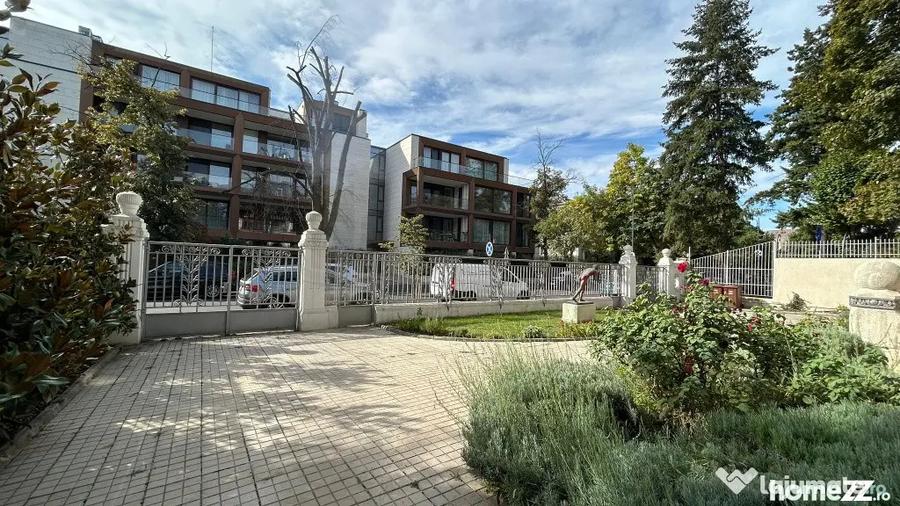 Casă cu 7 camere cu Teren 992 Mp în Aviatorilor