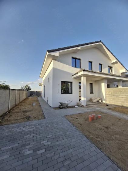 Casă cu Teren 330 Mp în Sânandrei