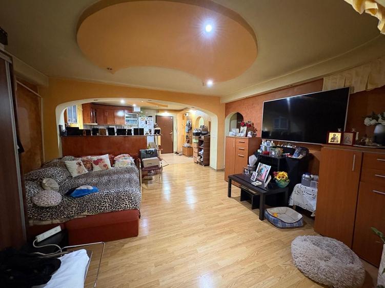 Apartament cu 3 camere semidecomandat, mobilat în Vitan