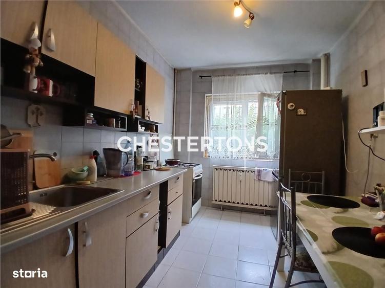 Apartament cu 4 camere semidecomandat în Apărătorii Patriei