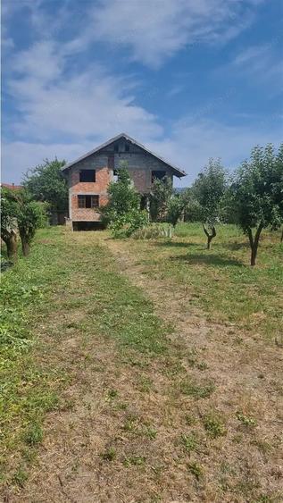 Casă cu 3 camere cu Teren 1068 Mp în Ostroveni