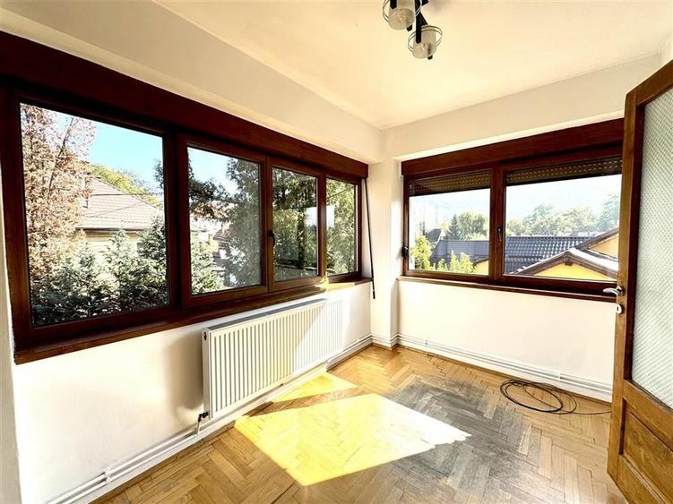 Casă individuală cu 7 camere cu Teren 382 Mp în Ultracentral