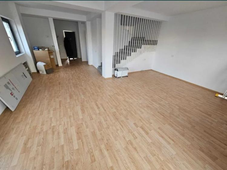 Duplex cu 5 camere cu Teren 225 Mp în Odăi