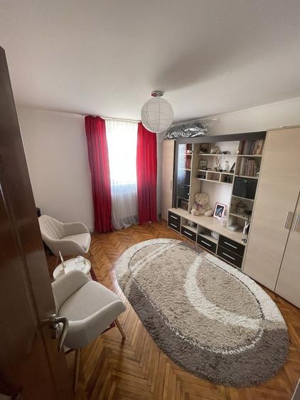 Apartament cu 3 camere semidecomandat, mobilat în Kogălniceanu