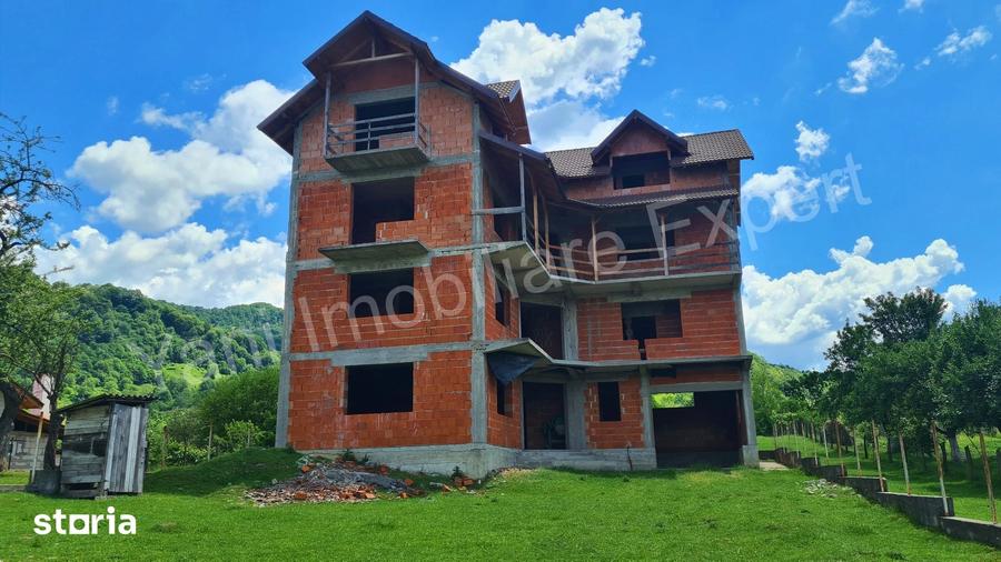 Casă cu Teren 1183 Mp în Corbeni