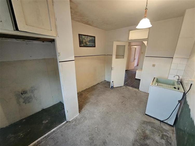 Apartament cu 3 camere decomandat în Micro IV