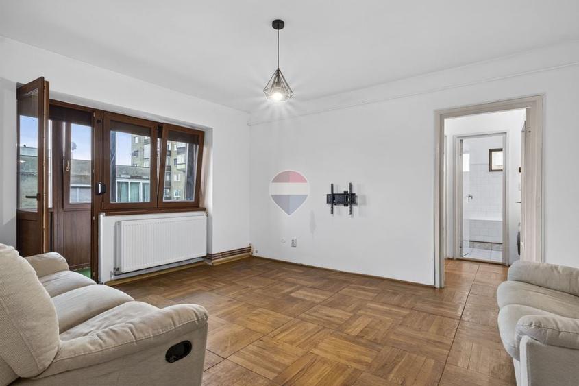 Apartament cu 3 camere semidecomandat în Băncilor