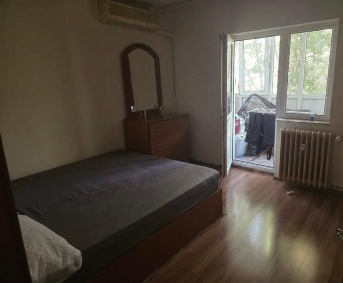 Apartament cu 4 camere decomandat în Rovine