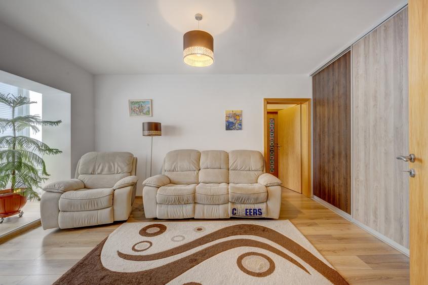 Apartament cu 3 camere semidecomandat, mobilat în Banu Manta