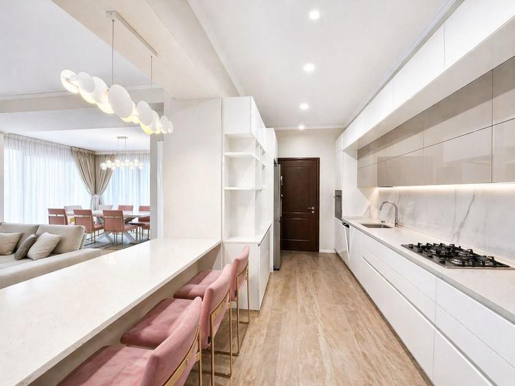 Apartament cu 4 camere decomandat în Kiseleff