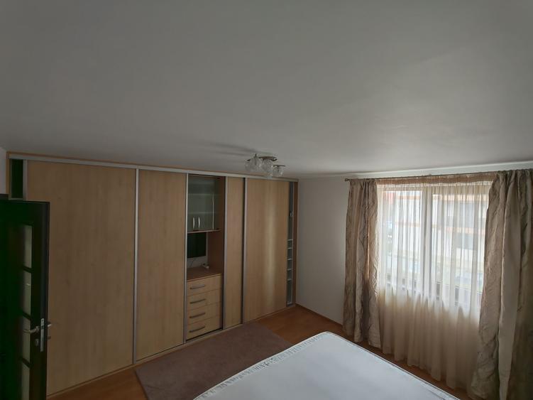 Apartament cu 3 camere decomandat în Tractorul
