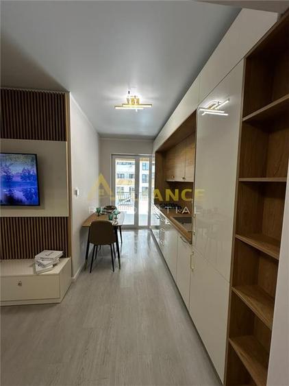 Apartament cu 3 camere semidecomandat, mobilat în Central