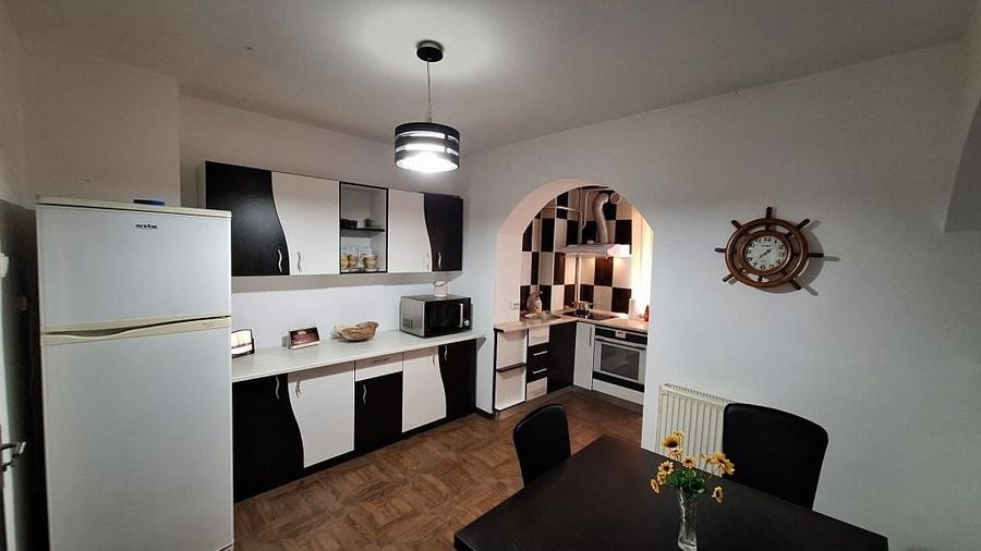 Apartament cu 4 camere decomandat în Central