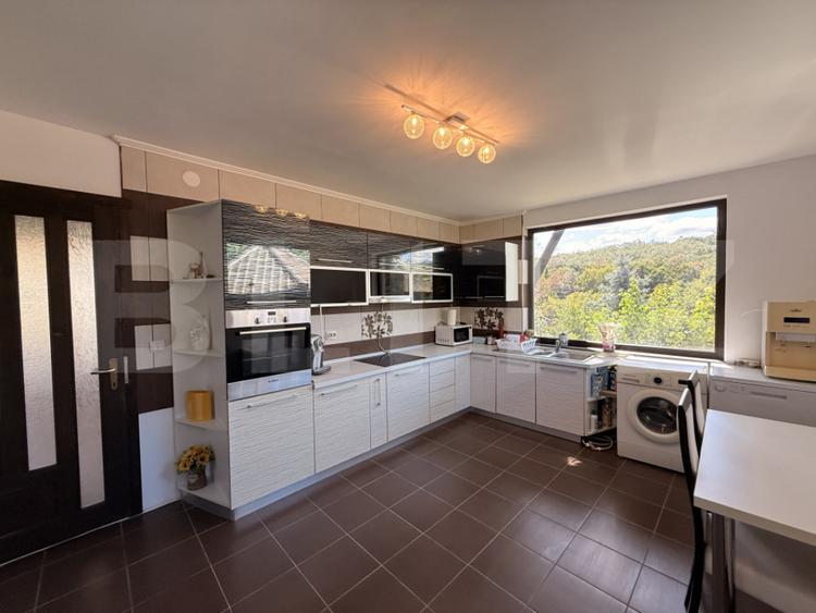 Casă cu 4 camere cu Teren 2421 Mp în Leamna de Jos