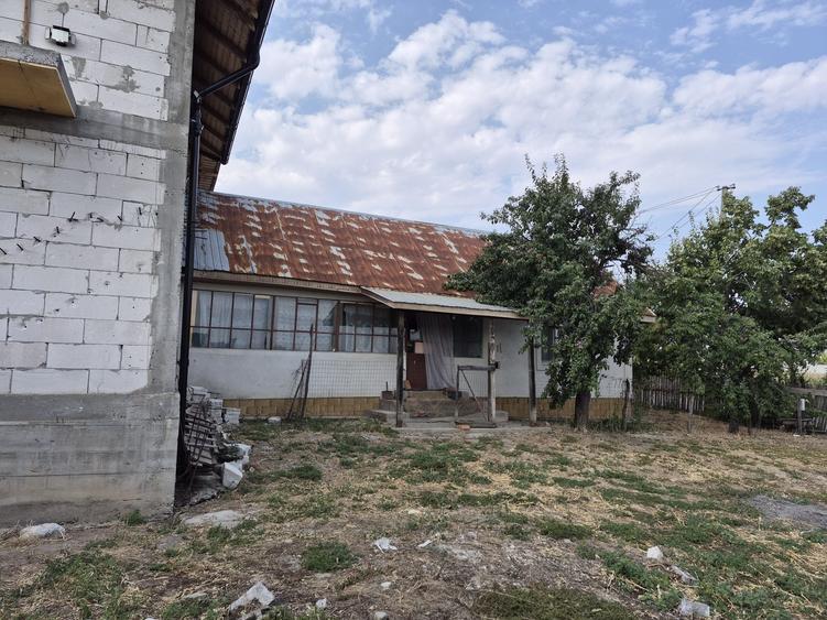 Casă cu 4 camere în Bălteni