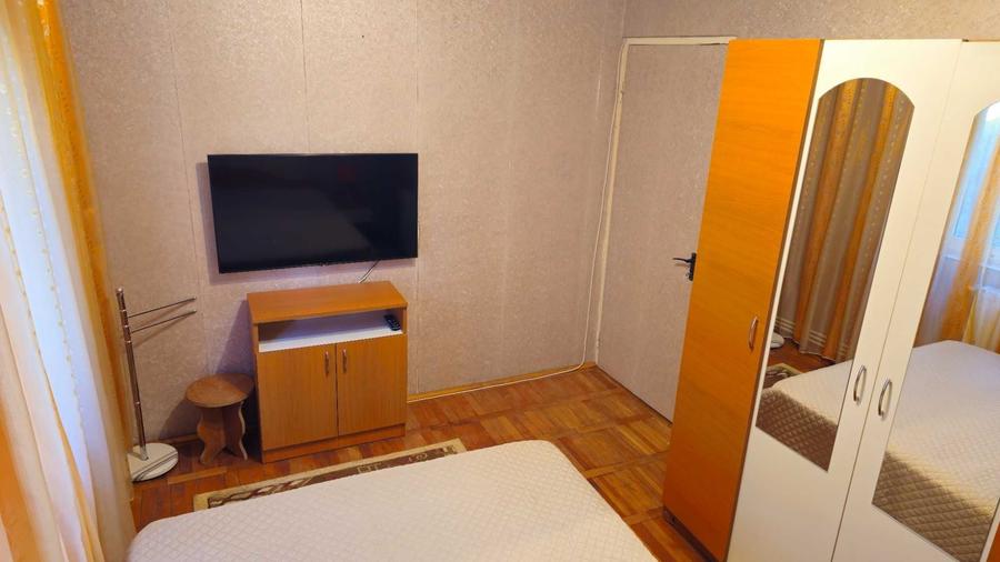 Apartament cu 3 camere semidecomandat în Far