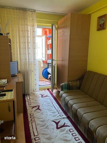 Apartament cu 4 camere în Podu Roș