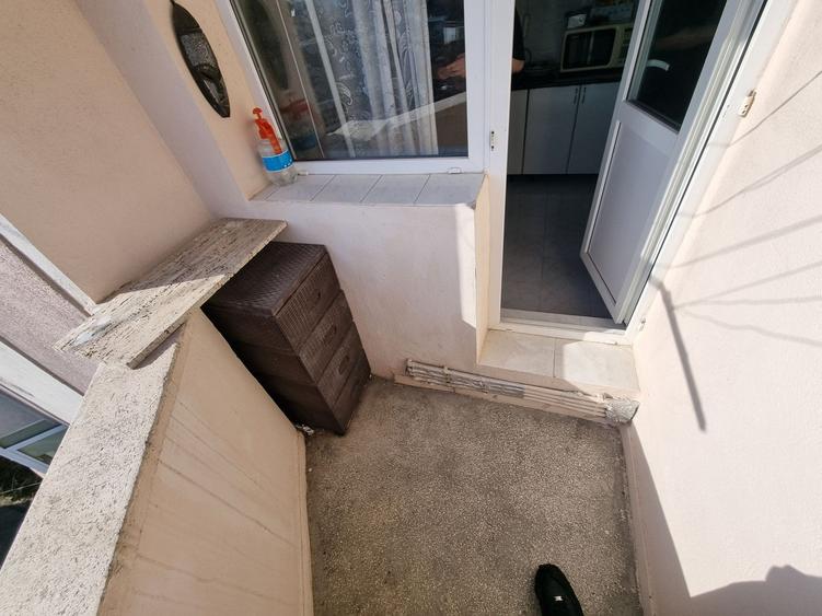 Apartament cu 3 camere semidecomandat, mobilat în Capitol