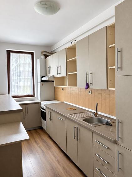 Apartament cu 3 camere decomandat în Florești