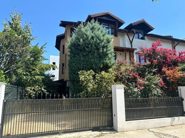 Duplex cu 7 camere cu Canalizare în Central