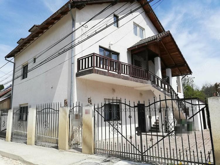 Casă cu 10 camere cu Teren 480 Mp în Bran