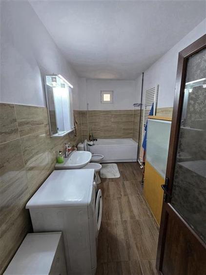 Apartament cu 5 camere decomandat, mobilat în Cug