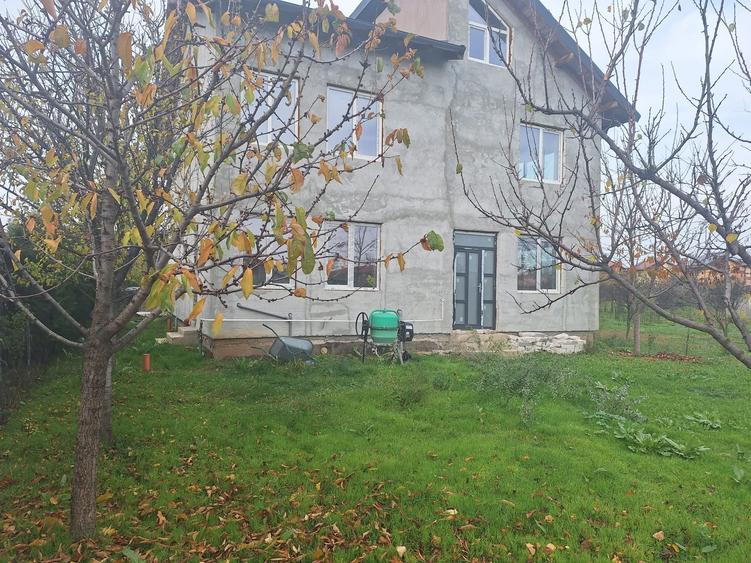 Casă cu 5 camere cu Teren 500 Mp în Clinceni