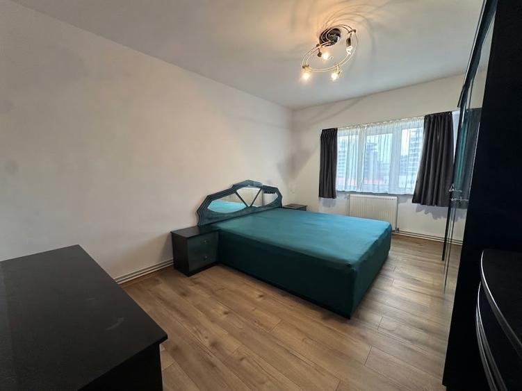 Apartament cu 3 camere decomandat în Răcădău
