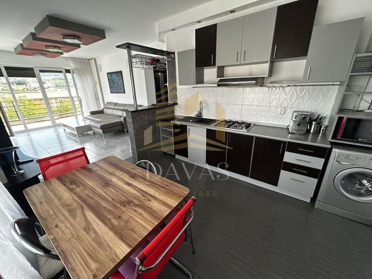 Penthouse cu 2 camere semidecomandat, mobilat în Zorilor
