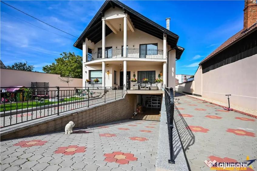 Casă cu 5 camere cu Teren 965 Mp în Central