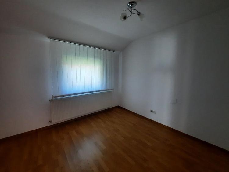 Casă individuală cu 5 camere cu Garaj în Săvinești