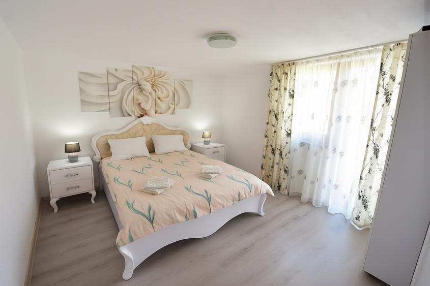 Casă cu 10 camere cu Teren 200 Mp în Tineretului