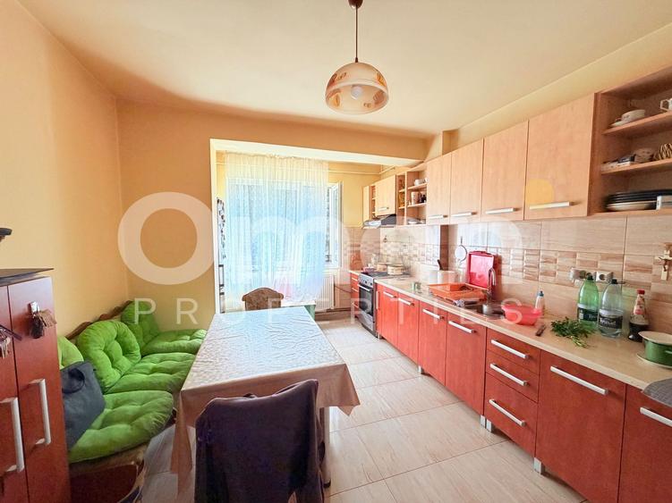 Apartament cu 3 camere semidecomandat, mobilat în Săsar