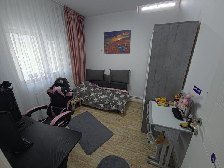 Apartament cu 4 camere decomandat în Central