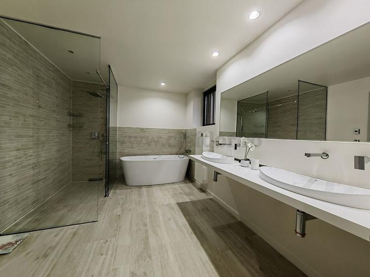 Casă individuală cu 6 camere cu Piscina în Iancu Nicolae